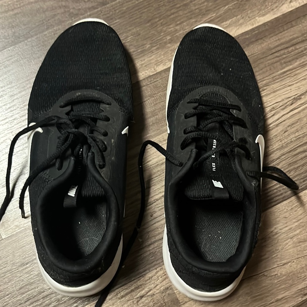 black nike tennis shoes